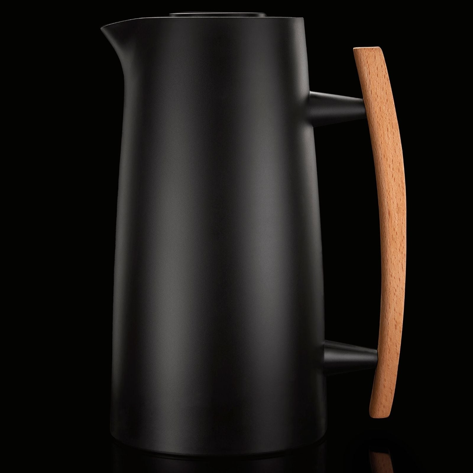 Schwarze Kaffeekanne mit einem hellen Holzgriff auf schwarzem Hintergrund.