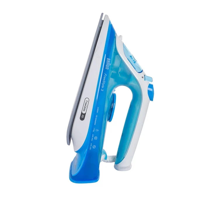 Un ferro da stiro Braun FreeStyle 3 blu e bianco si trova in piedi su sfondo bianco.