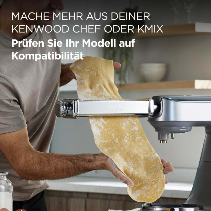 Ein Mann nutzt eine Kenwood Küchenmaschine mit Nudelaufsatz, um frischen Nudelteig auszurollen.