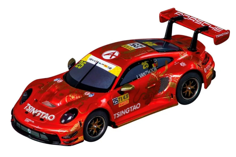 Ein rotes Porsche-Rennauto im Modellmaßstab mit Tsingtao-Sponsorenlogos, goldenen Felgen und einem großen Heckflügel.