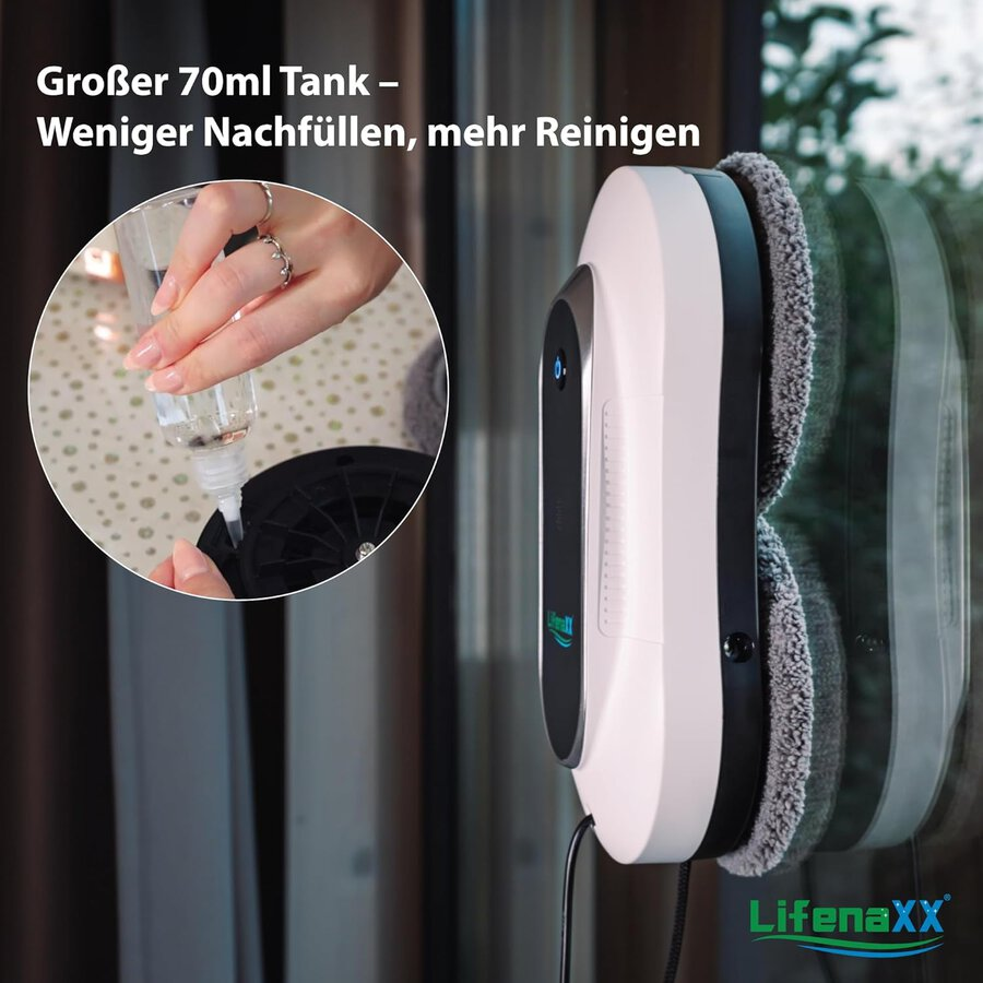 Ein weißer Fensterreinigungsroboter reinigt Glas, während eine Hand Wasser in den 70ml Wassertank füllt.