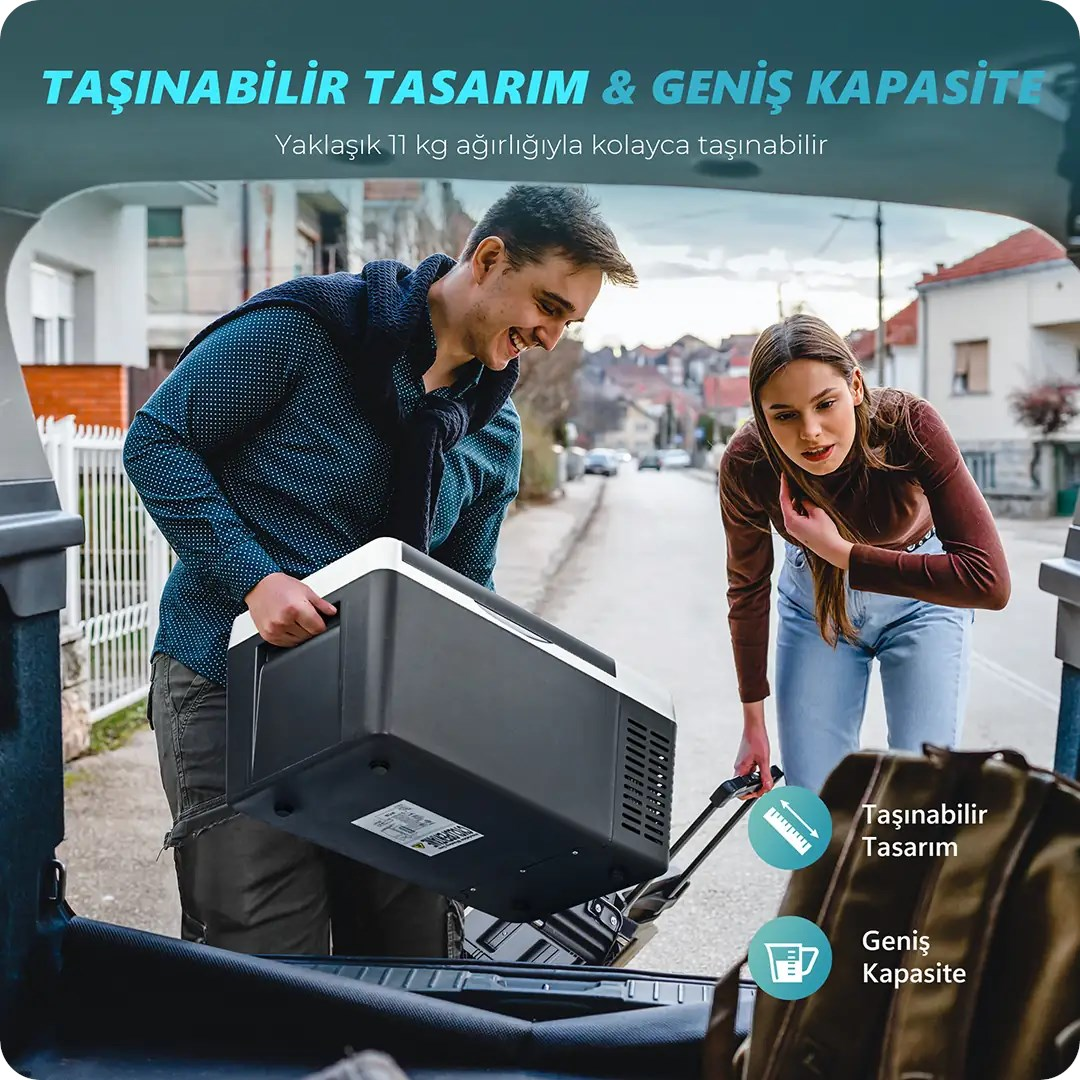 Bir çift, sokaktaki arabanın bagajına taşınabilir bir soğutucu yüklüyor.