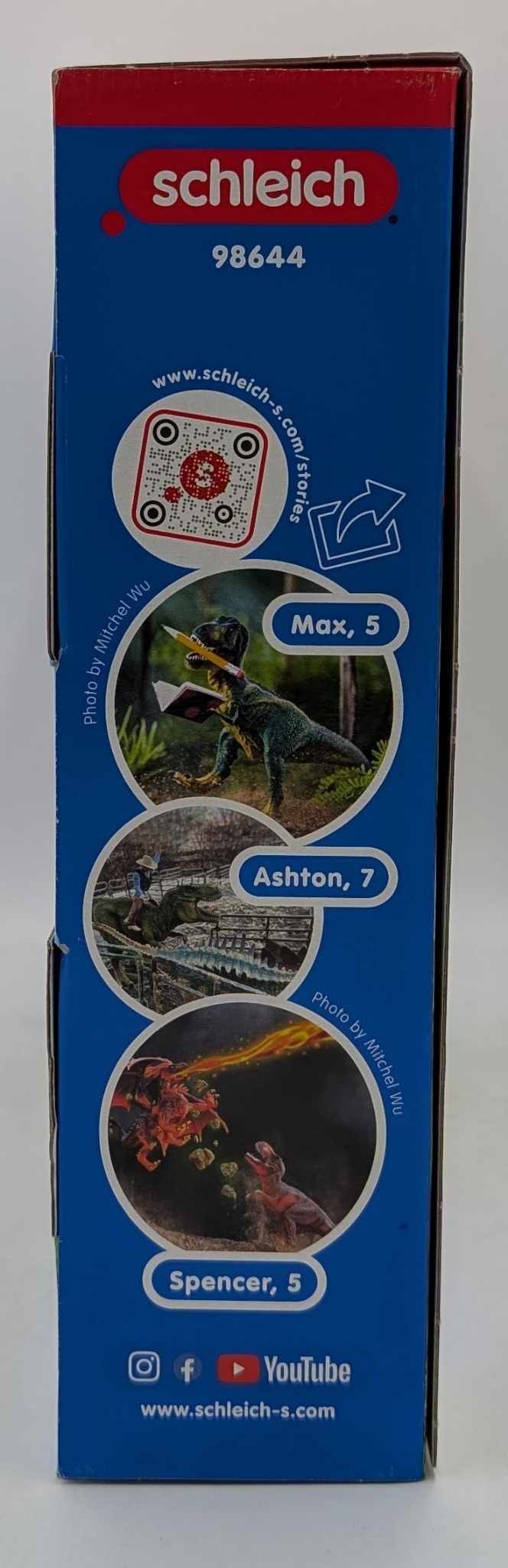 Blaue Schleich-Verpackung mit dem Schleich-Logo, einer QR-Code-Grafik und drei runden Fotos von Dinosaurier-Spielzeug.