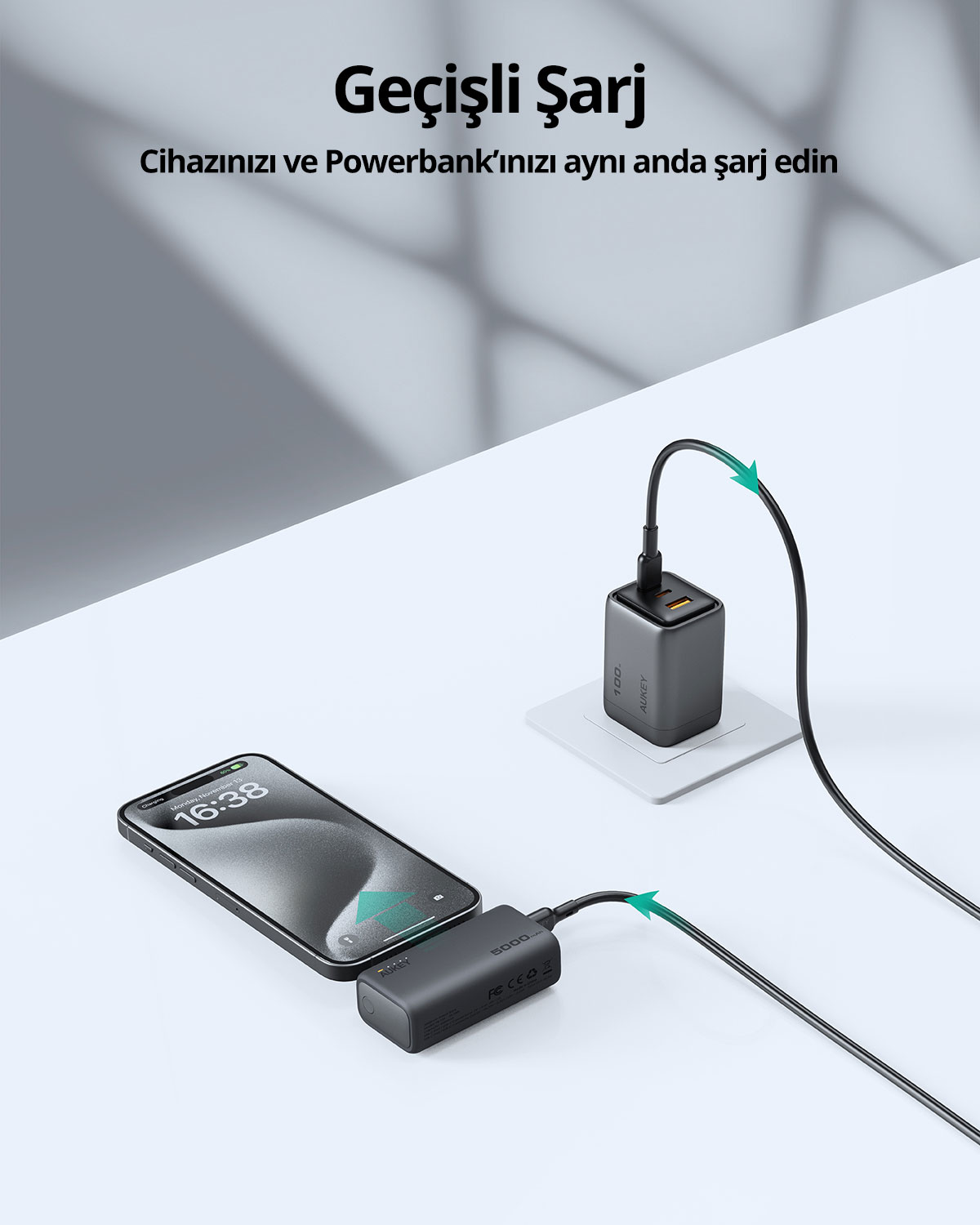 Beyaz bir yüzeyde aynı anda şarj olan akıllı telefon ve powerbank.