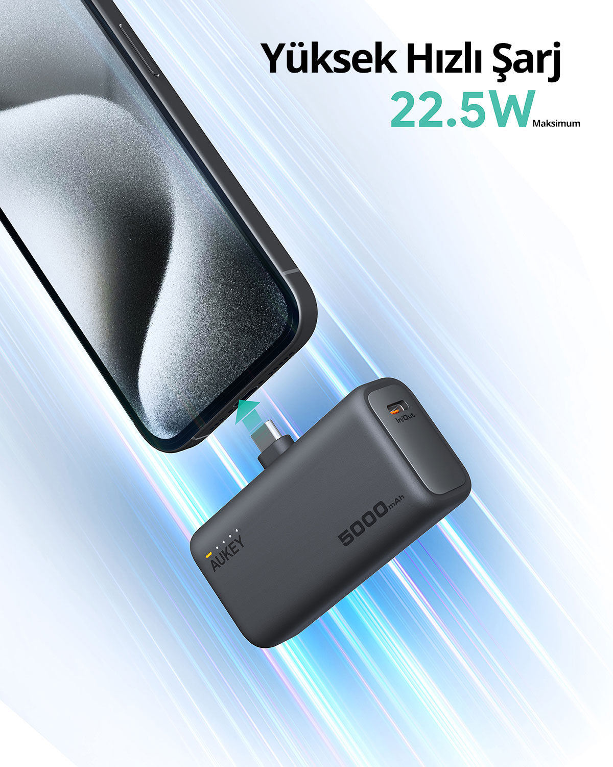 Siyah bir 5000mAh Aukey taşınabilir şarj cihazı, dinamik mavi ışık çizgili açık bir arka planda telefonu şarj ediyor.