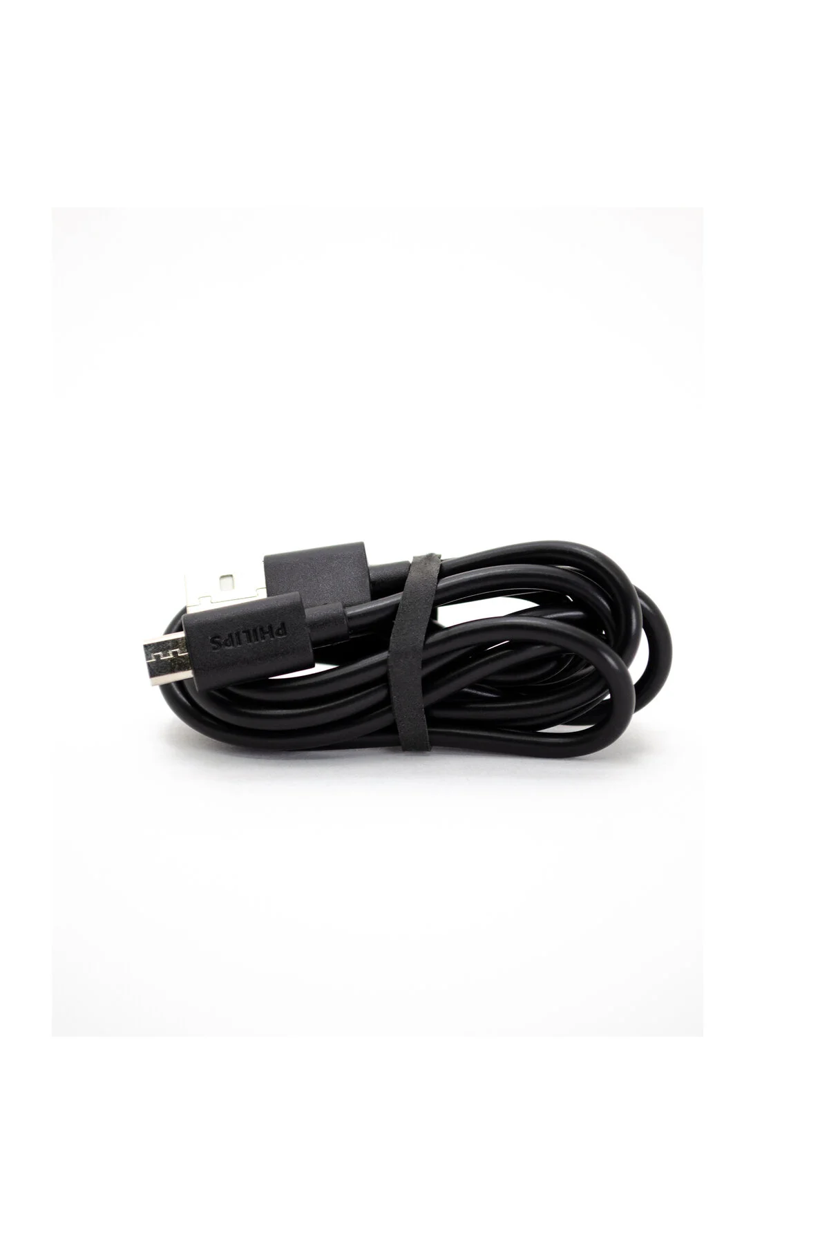 Beyaz arka planda düzgünce sarılmış siyah bir Philips USB kablosu.