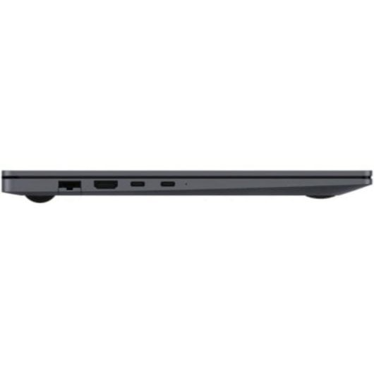 Vista lateral de una laptop delgada gris oscura con puertos Ethernet, HDMI y USB-C.