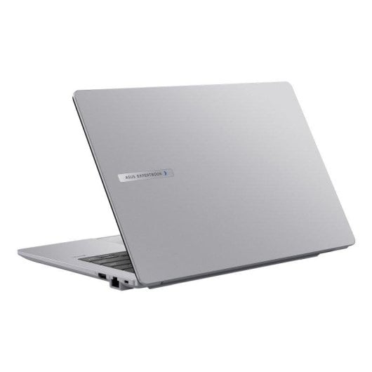 Un ordenador portátil Asus ExpertBook plateado cerrado sobre fondo blanco muestra el logotipo de la marca.