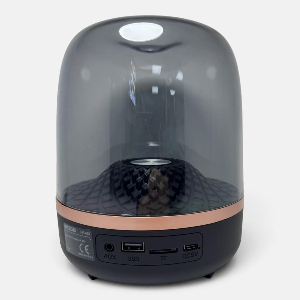 Siyah tabanlı ve ön bağlantı noktalarına sahip şeffaf kubbe Bluetooth hoparlör.