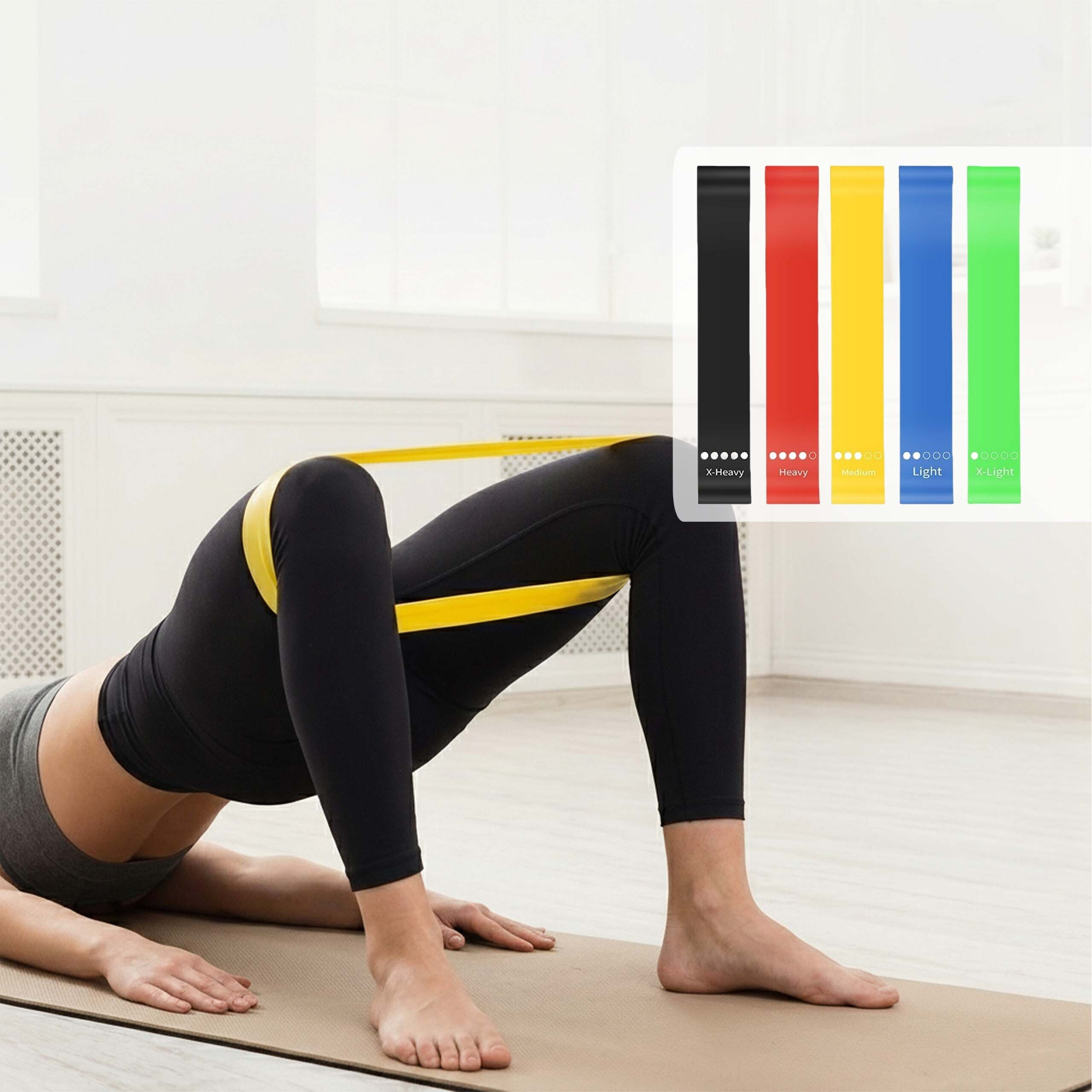 Eine Frau in Leggings macht Beckenheben mit einem gelben Widerstandsband auf einer Matte.