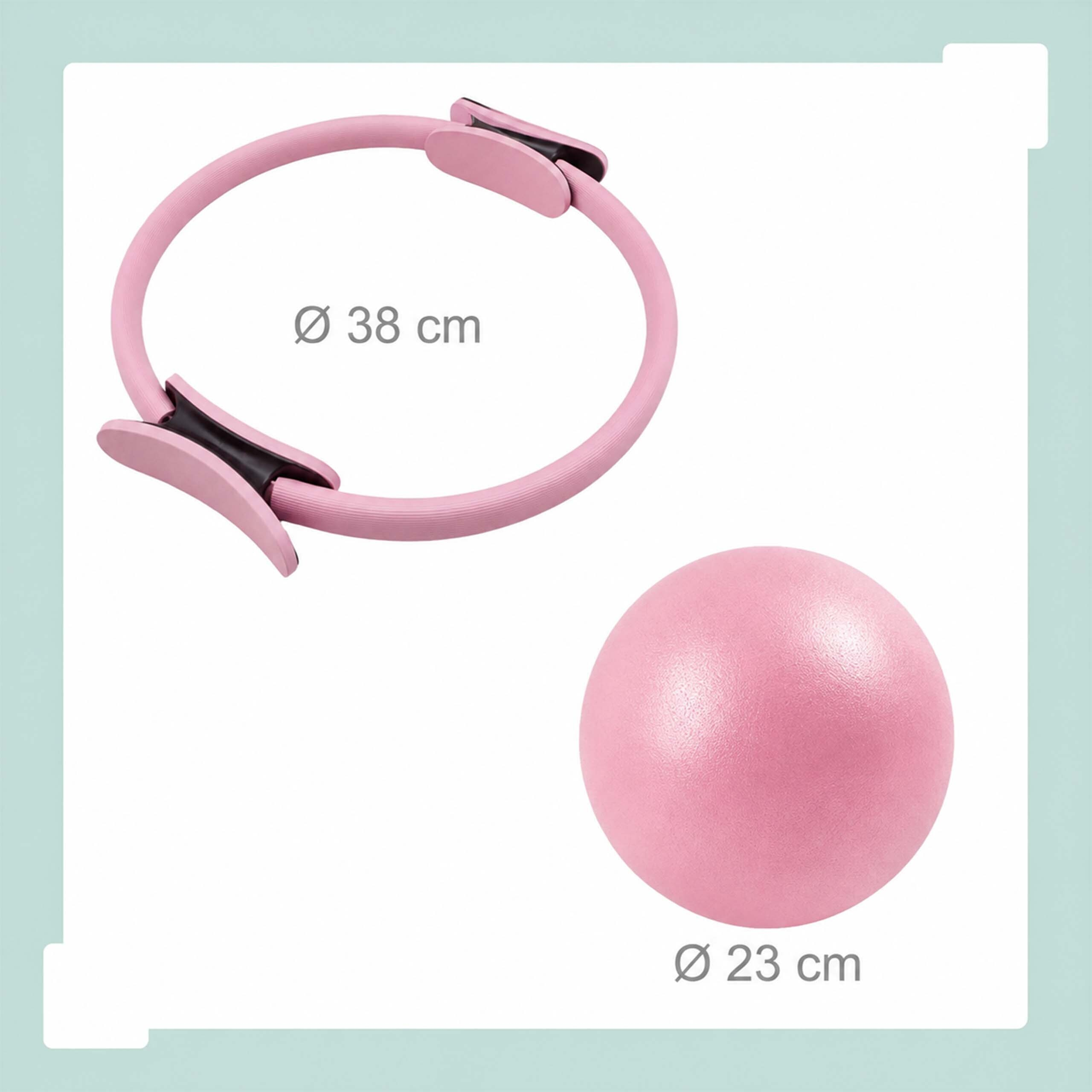 Ein rosa Pilatesring (38 cm) und ein rosa Pilatesball (23 cm) vor hellem Hintergrund.