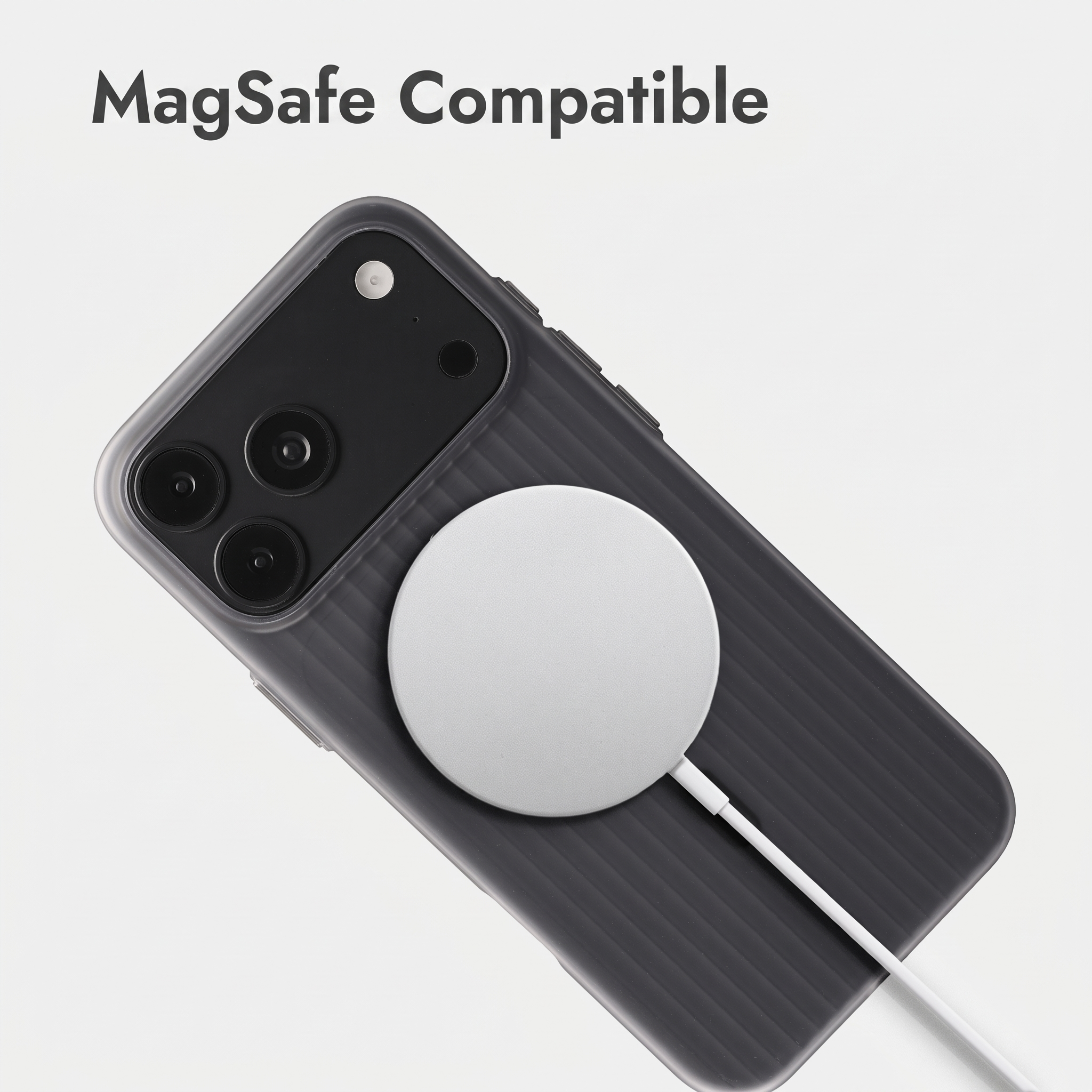 Ein Smartphone in einer grauen Schutzhülle mit einem weißen MagSafe-Ladegerät auf der Rückseite.