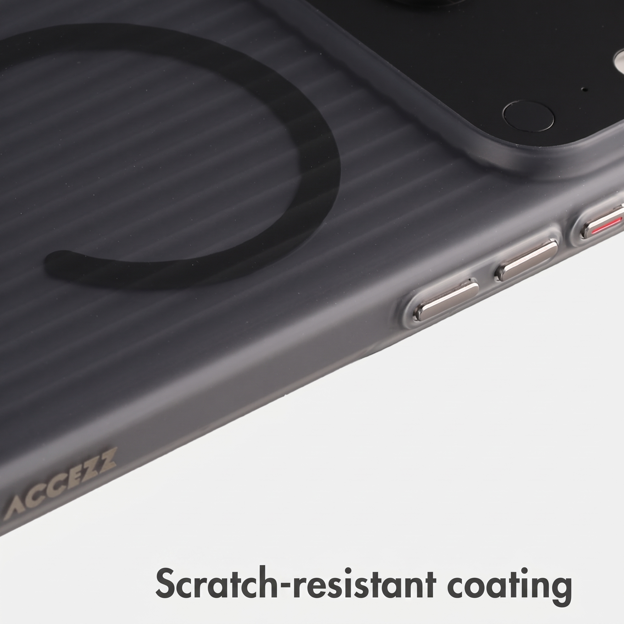 Dunkle, gerippte Handyhülle mit Metalltasten und einer kreisförmigen MagSafe-Markierung.