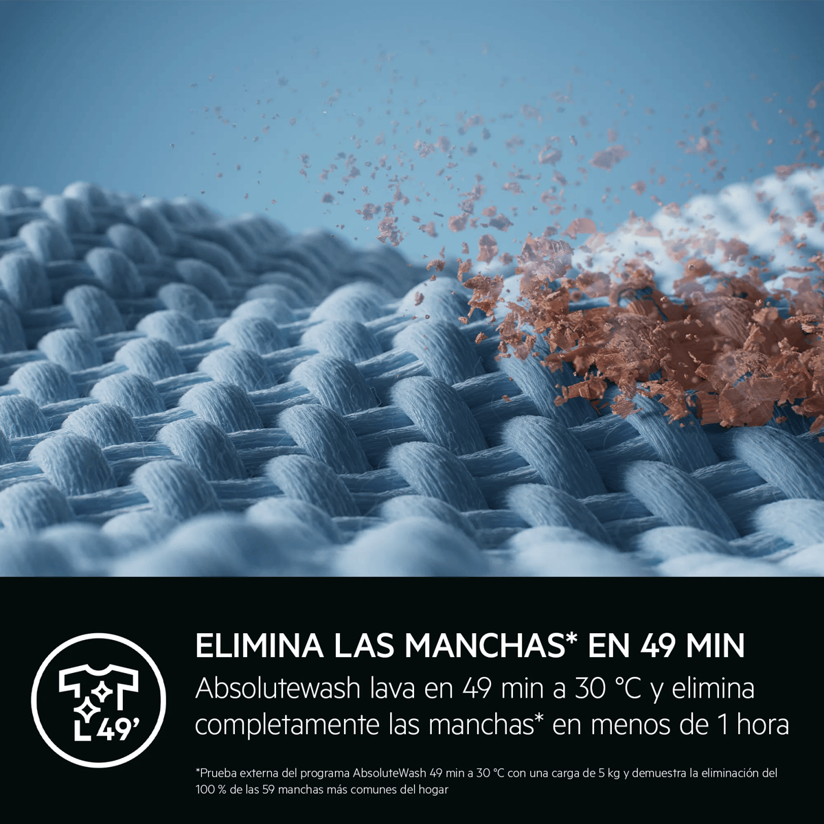 Primer plano de tela azul con partículas de suciedad siendo eliminadas.
