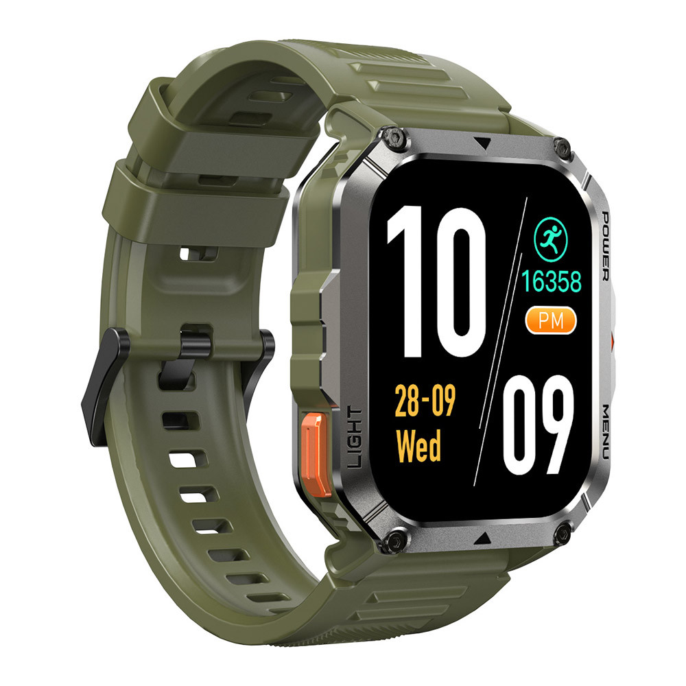 Smartwatch verde oliva robusto con display quadrato che mostra ora digitale, data e contapassi.