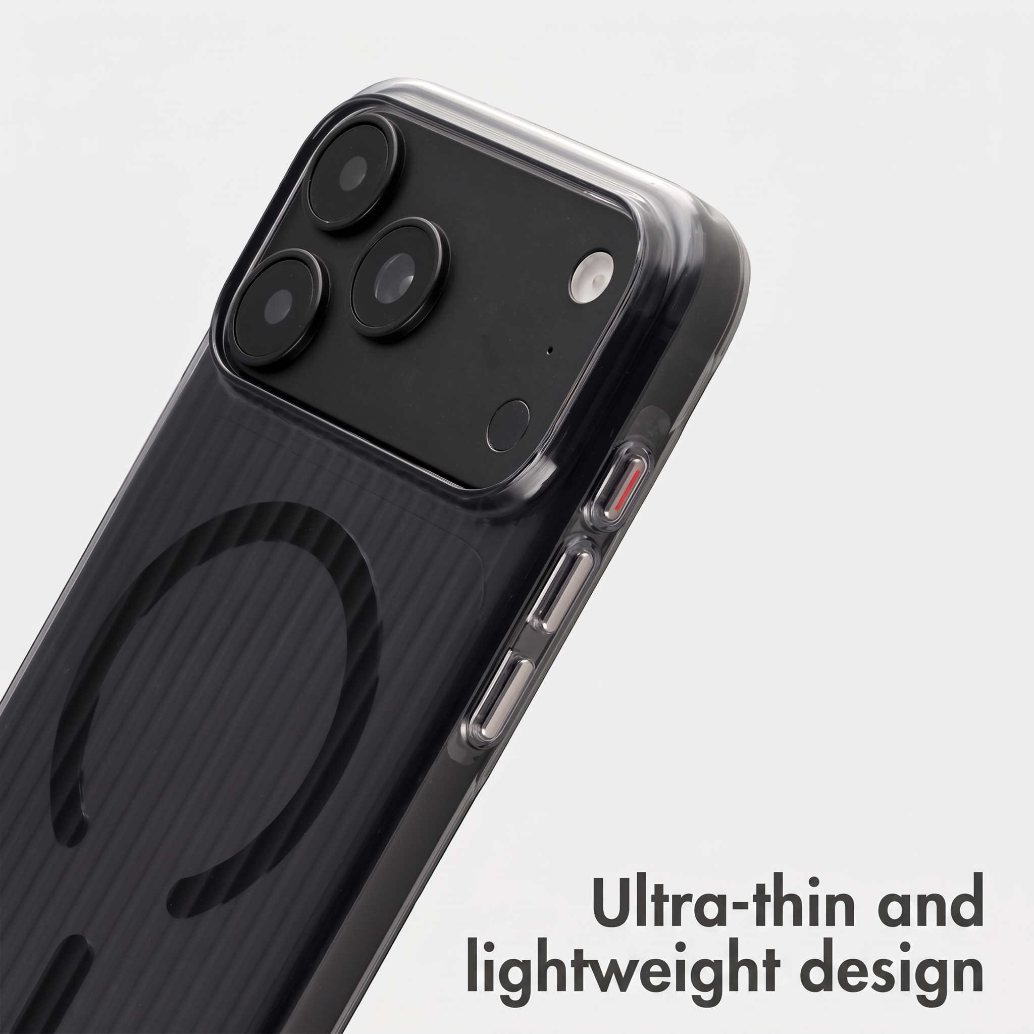 Ein schwarzes Smartphone in einer klaren Hülle mit mehreren Kameras vor weißem Hintergrund.