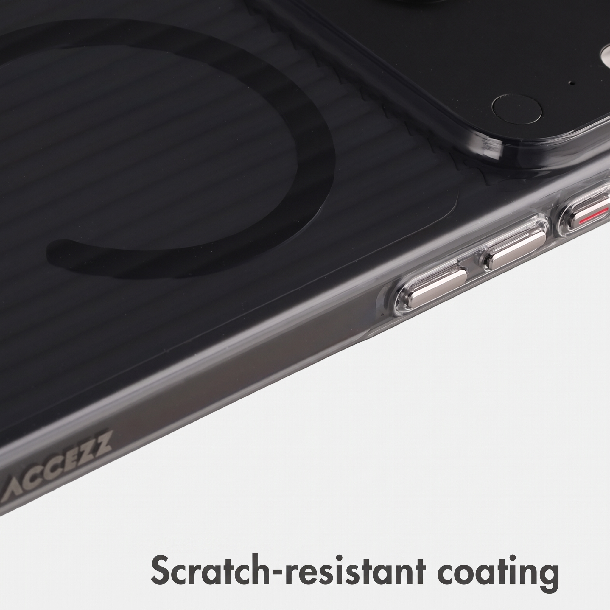 Nahaufnahme eines dunklen Smartphones in einer transparenten Hülle mit Magnetring und metallischen Seitentasten.