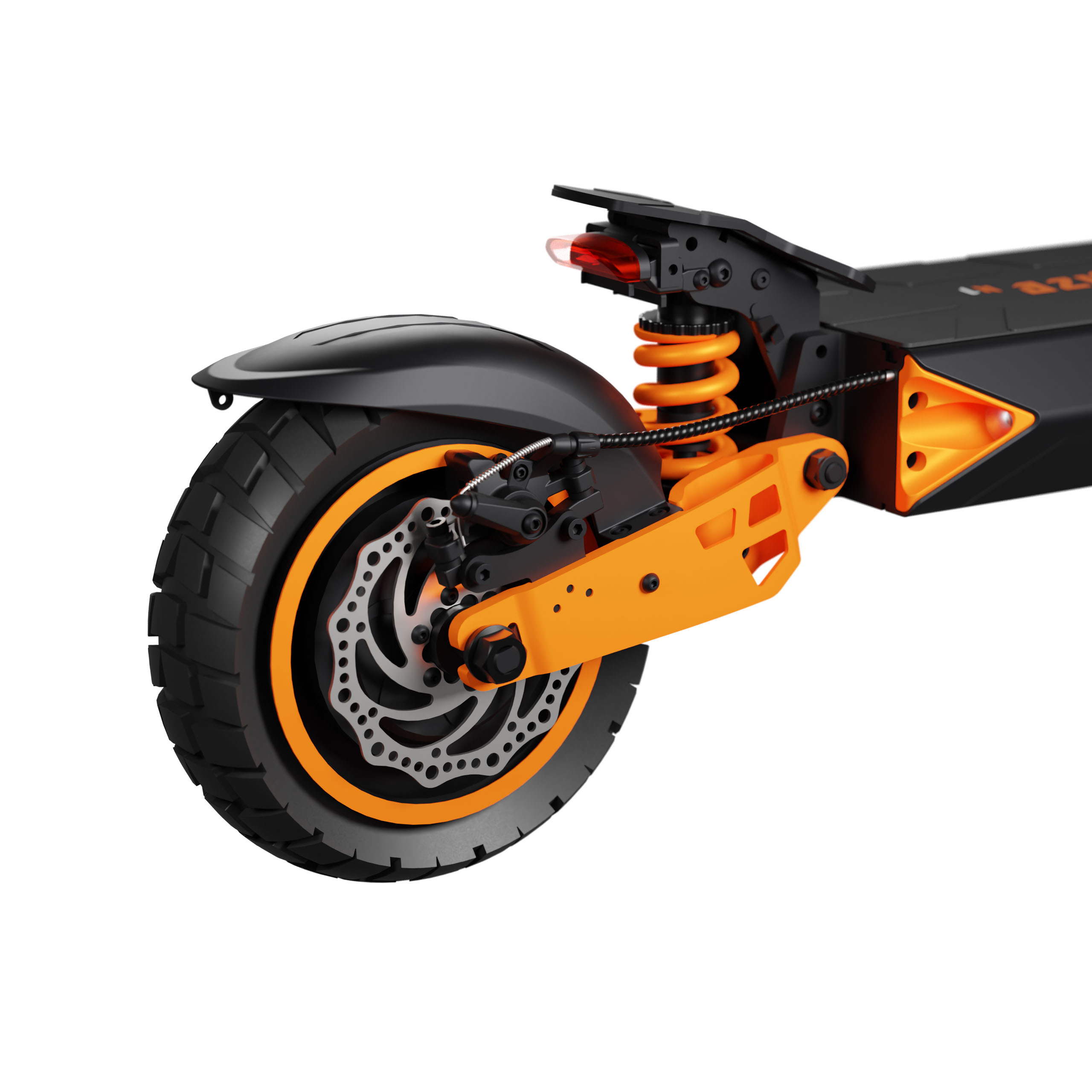 Primer plano de la rueda trasera negra y naranja de un patinete eléctrico con freno de disco y suspensión.