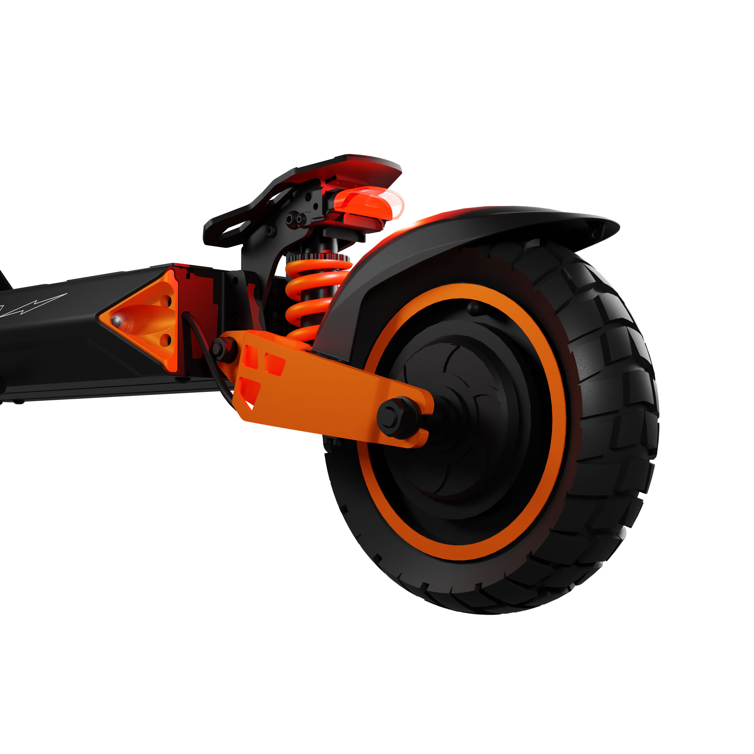Primer plano de la rueda trasera, la suspensión y el chasis de un patinete eléctrico negro y naranja sobre fondo blanco.