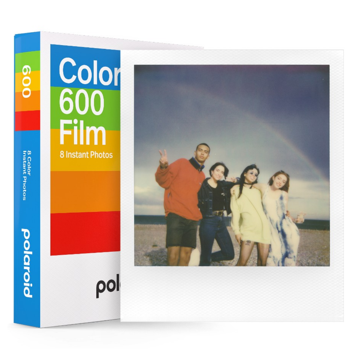 Una scatola di pellicola Polaroid 600 e la foto di quattro amici sorridenti in spiaggia con arcobaleno.