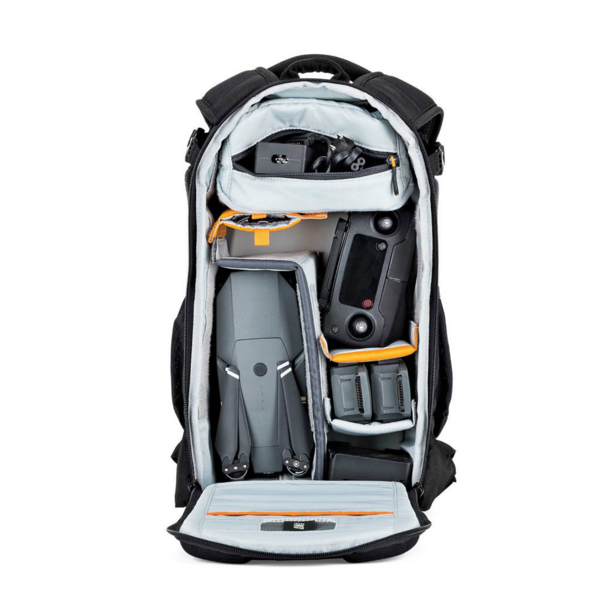 Ein offener schwarzer Rucksack zeigt geordnete Drohnenausrüstung, Controller, Batterien und Kabel im hellgrauen Innenraum.