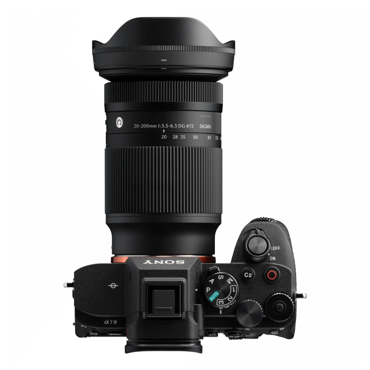 Beyaz arkaplanda izole edilmiş, büyük bir Sigma zoom lensi takılı siyah bir Sony aynasız kamera.