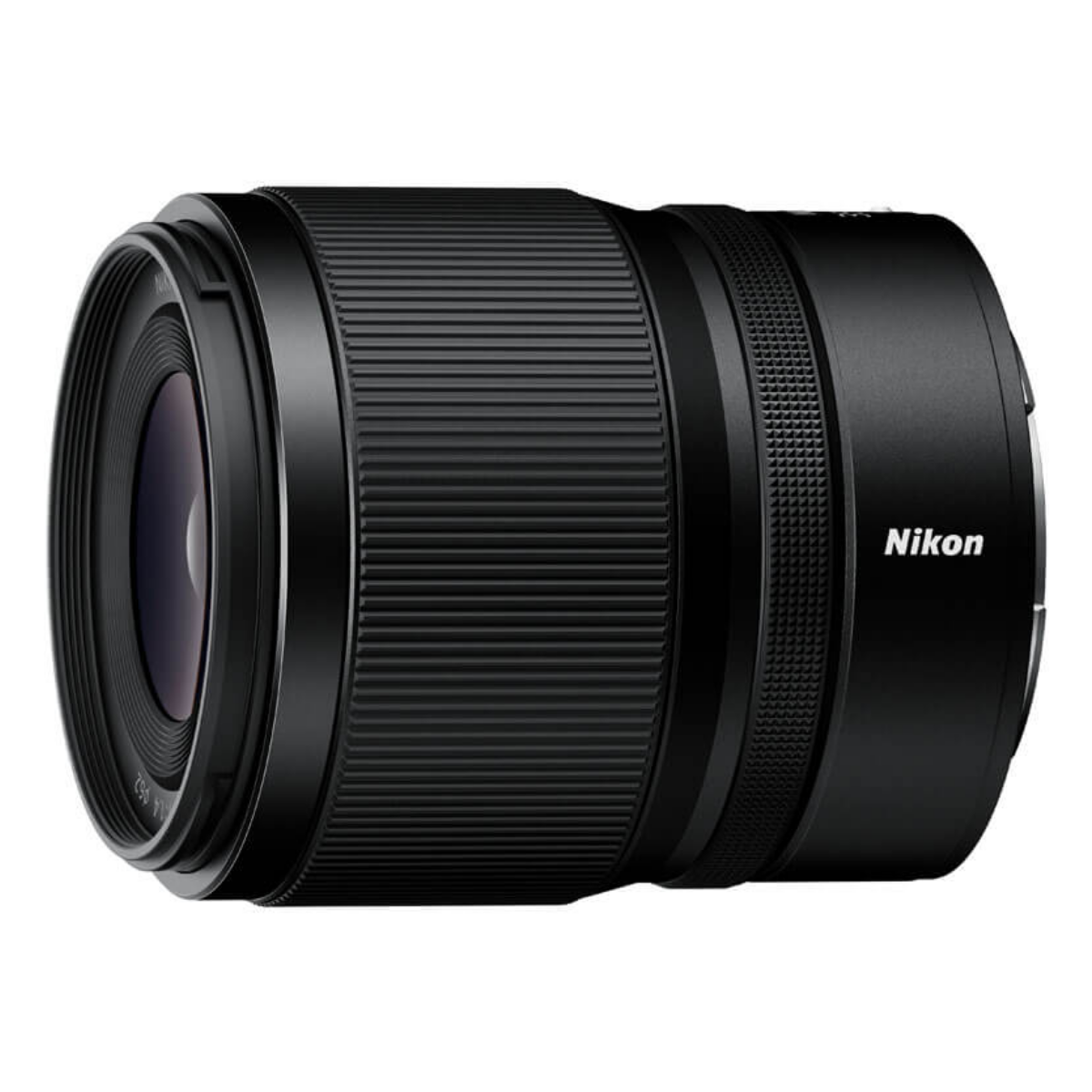 Un lente de cámara Nikon negro con anillos estriados sobre fondo blanco.