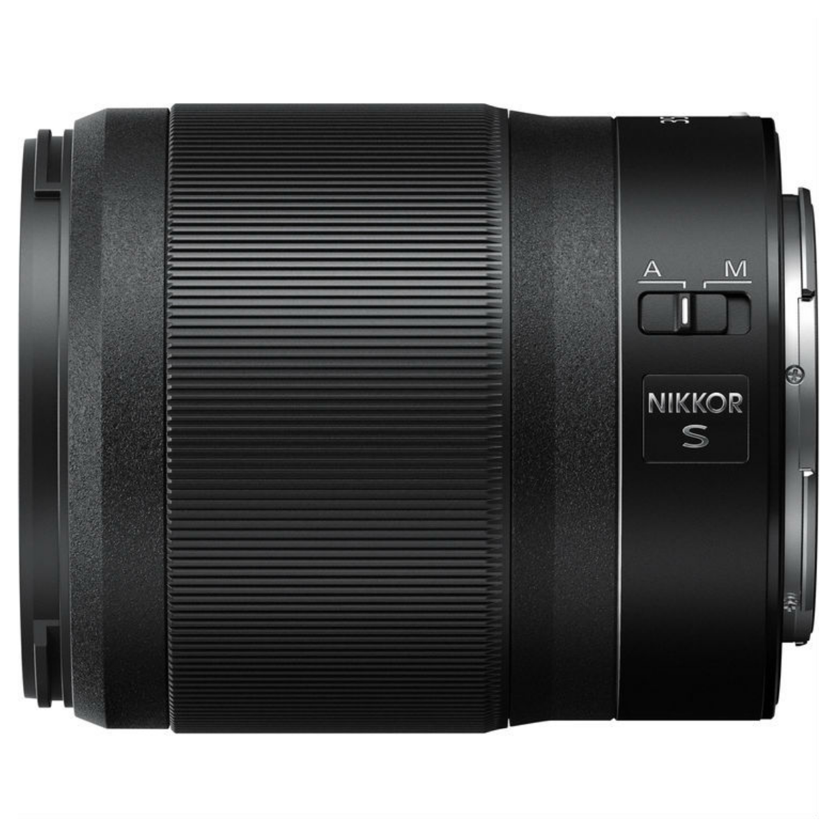 Un obiettivo fotografico nero con scanalature, un interruttore AF/MF e il logo Nikkor S su sfondo bianco.