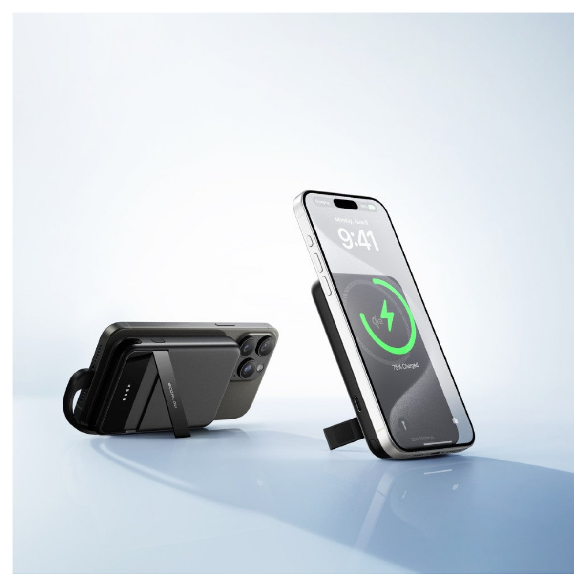 Due iPhone neri con power bank MagSafe su superficie azzurra, uno in piedi con icona di ricarica verde.