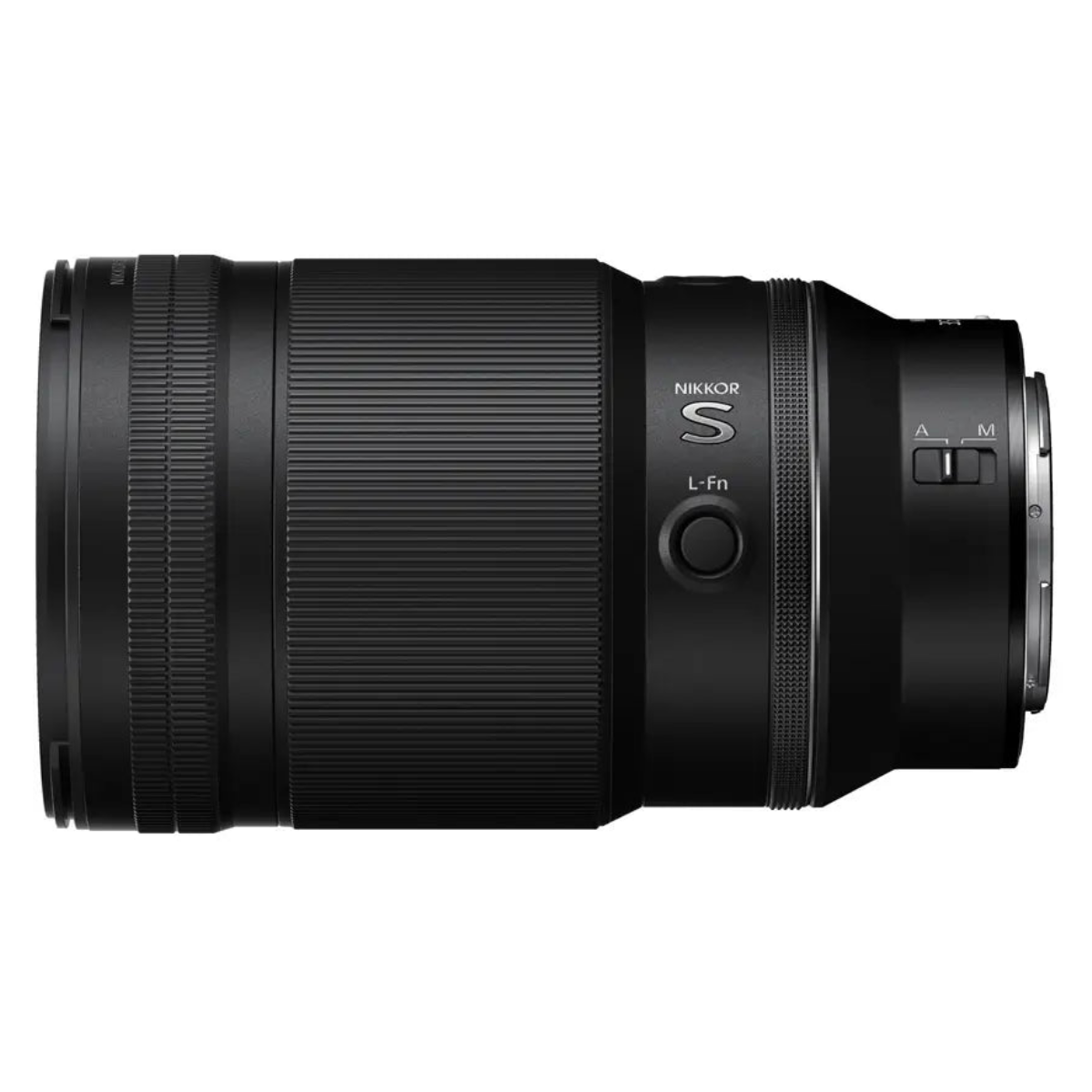 Beyaz arka plan üzerinde tırtıklı halkalara ve düğmelere sahip siyah bir Nikkor S kamera lensi.