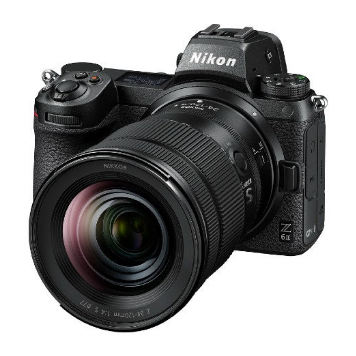 Beyaz arka plan önünde sağ önden görünen, zoom lensli siyah bir Nikon aynasız kamera.