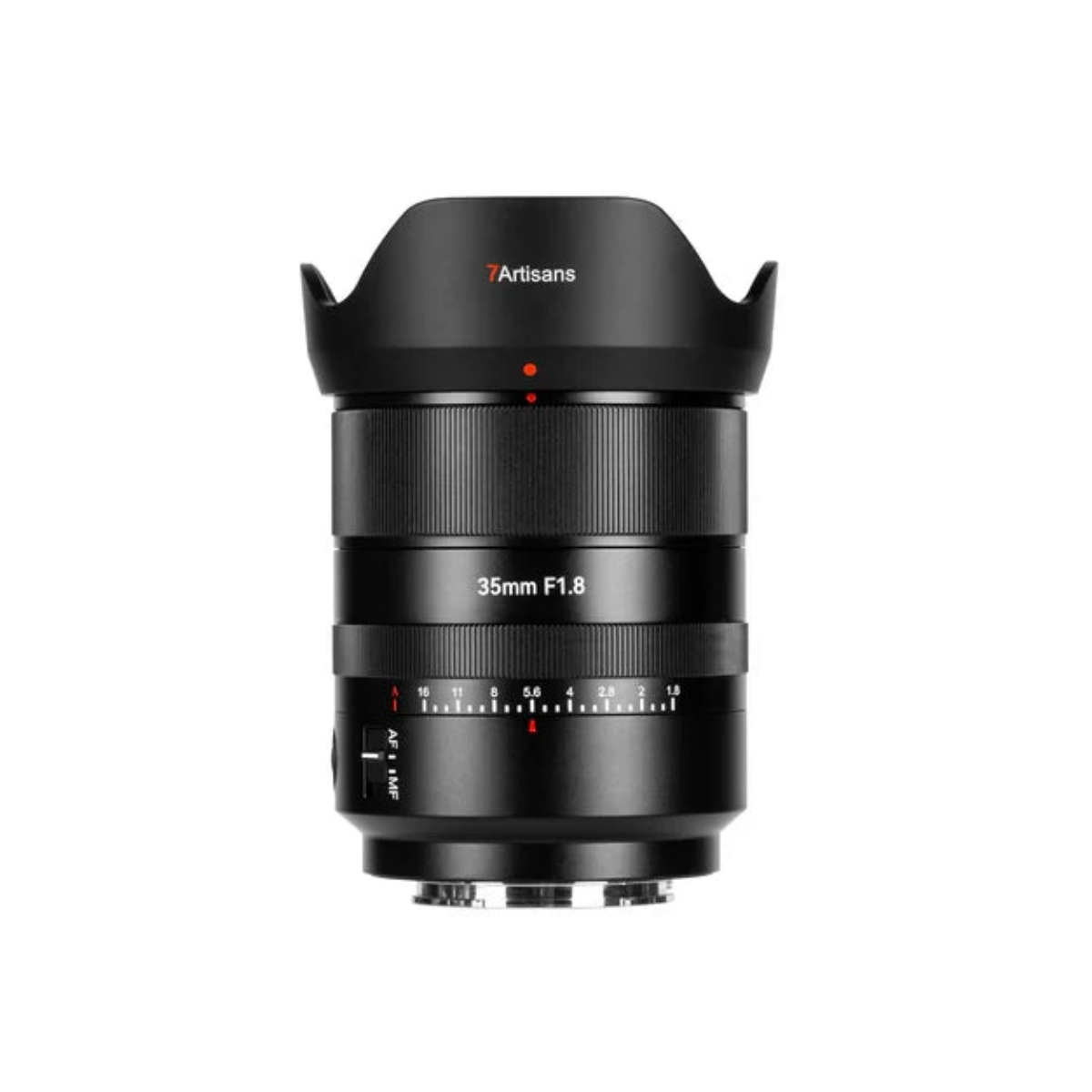 Obiettivo fotografico nero 7Artisans 35mm F1.8 con paraluce su sfondo bianco.