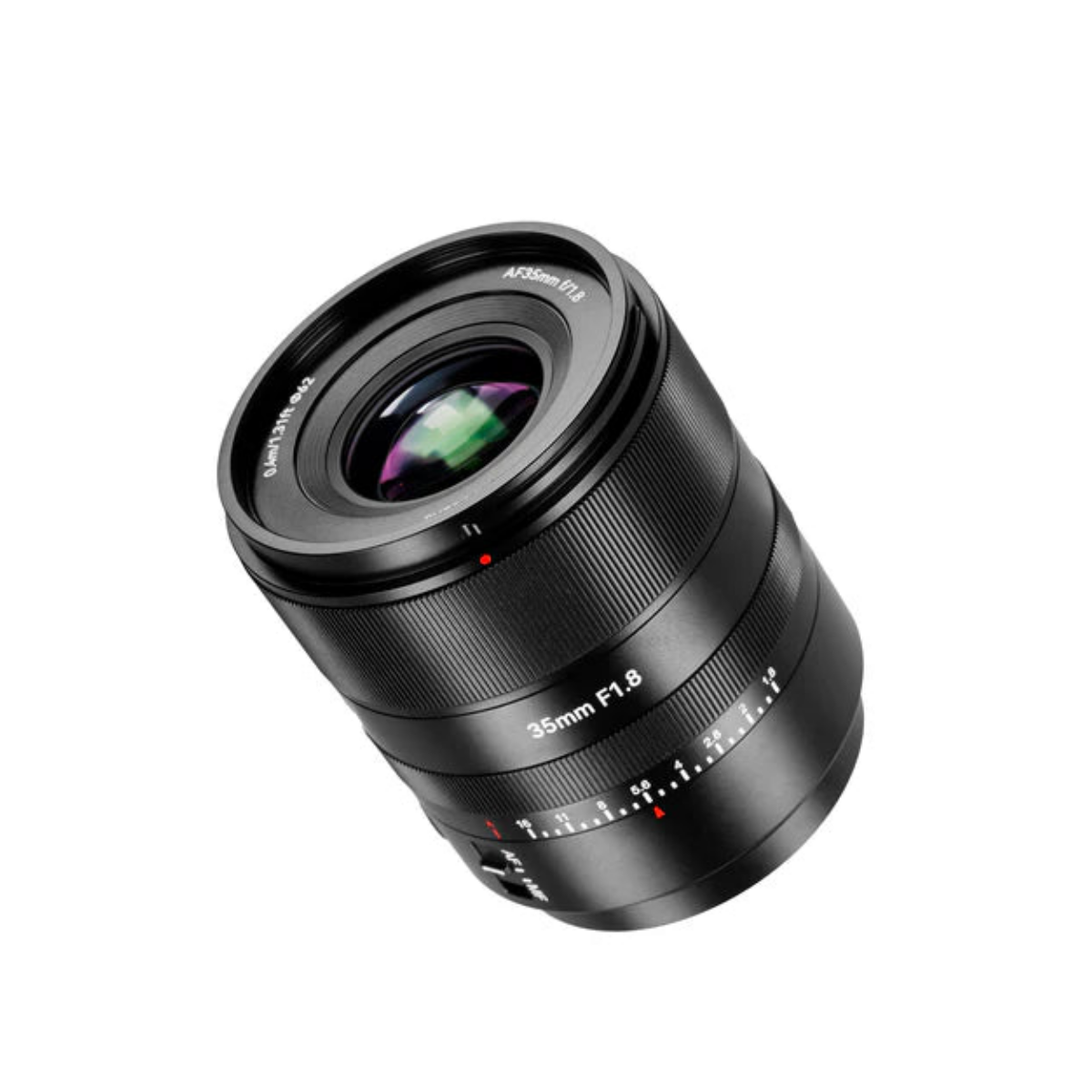 Un obiettivo fotografico nero da 35 mm f/1.8 inclinato su sfondo bianco, con ghiere.