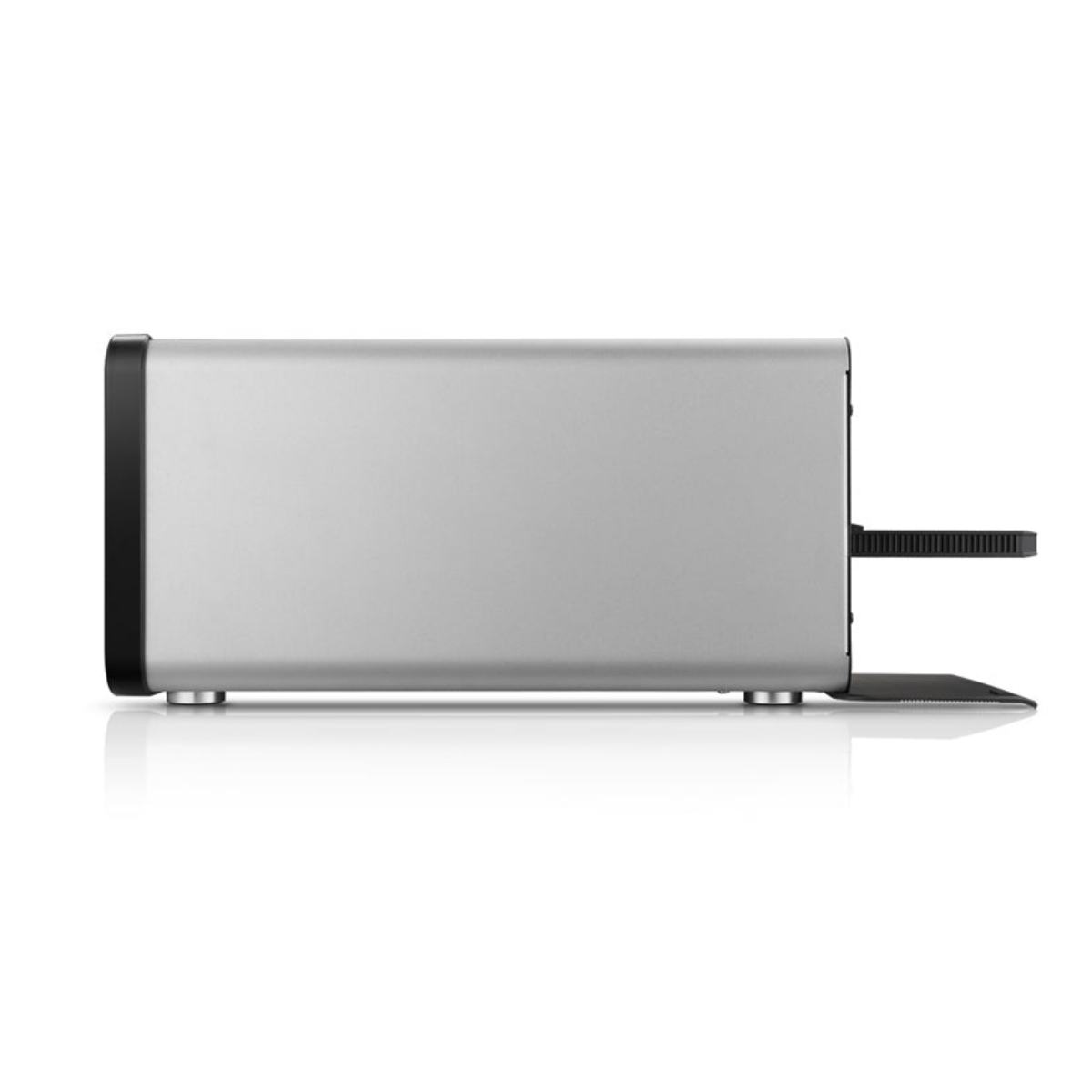 Un dispositivo elettronico argentato con bordo nero e piccoli piedi rotondi su sfondo bianco.