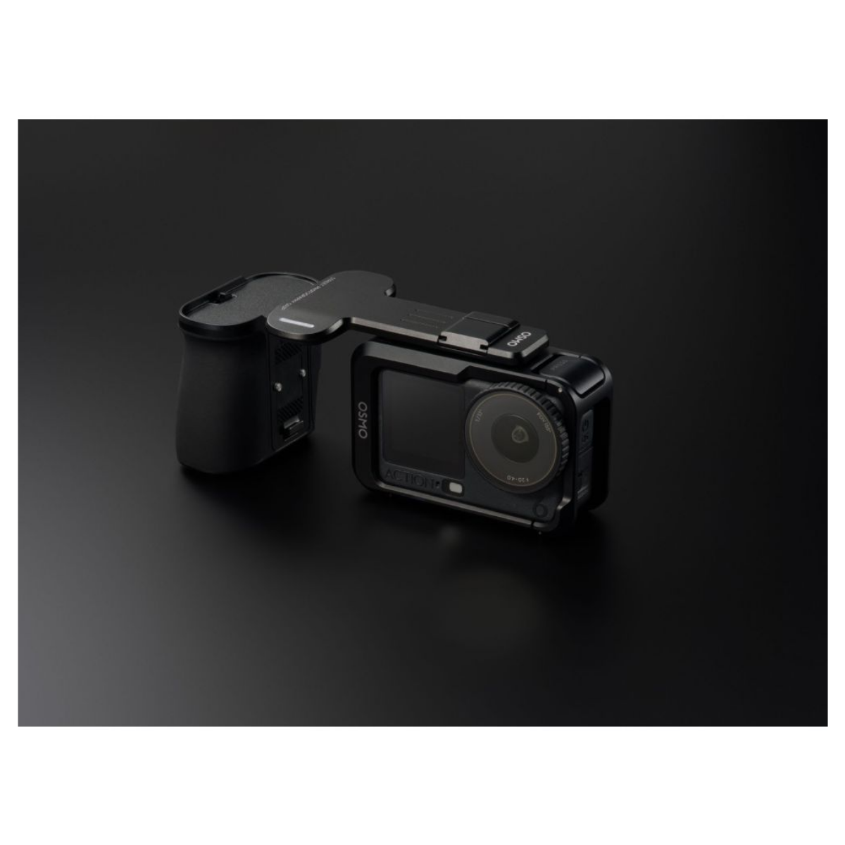 Koyu plan üzerinde montaj aparatlı ve tutma yerli siyah DJI Osmo aksiyon kamerası.