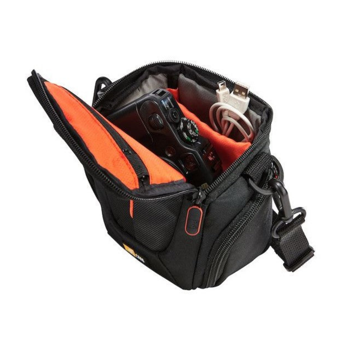 Eine offene schwarze Kameratasche mit orangefarbenem Innenfutter, einer Kamera und Kabeln.
