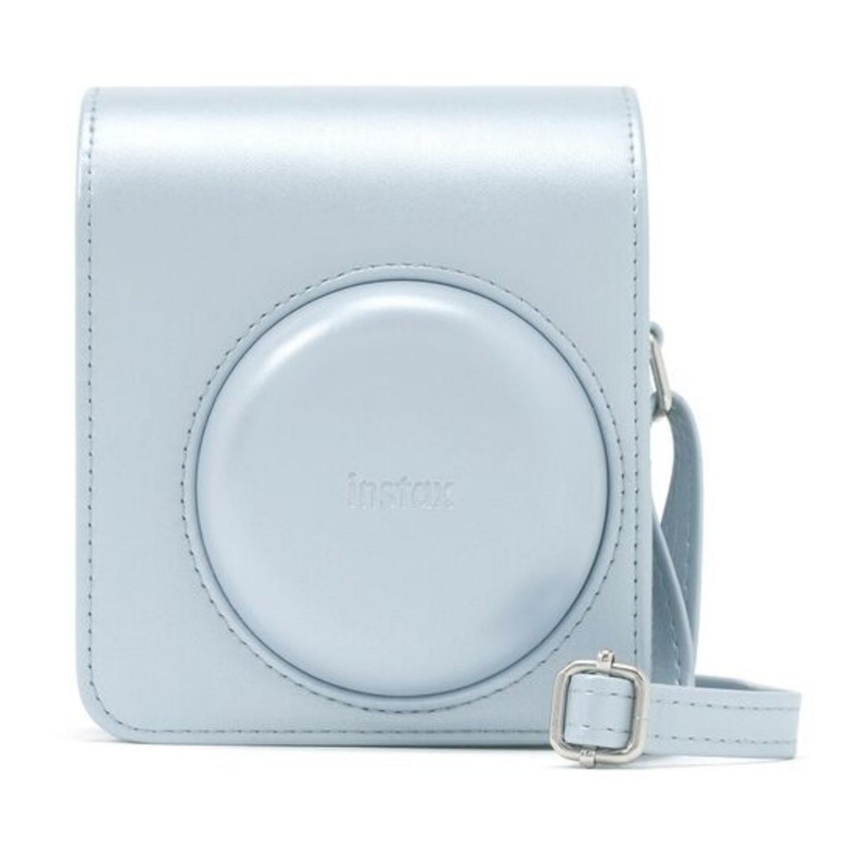 Una funda de cámara Instax azul claro con correa en un fondo blanco.