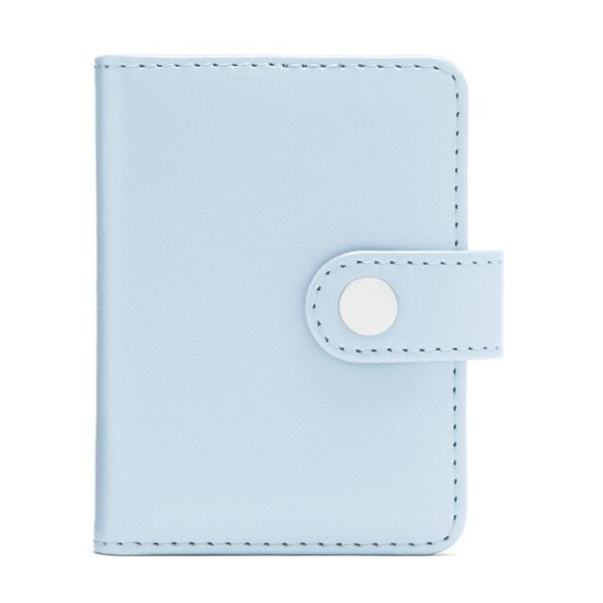 Una funda de pasaporte de cuero azul claro con cierre de broche a juego sobre un fondo blanco.
