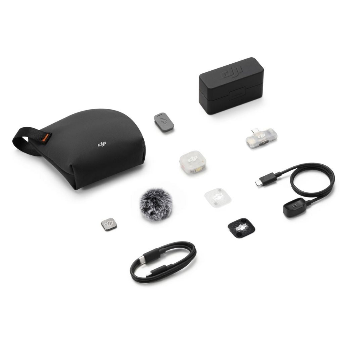 Set de micrófono DJI con estuche, receptores, transmisores, antiviento y cables de carga.