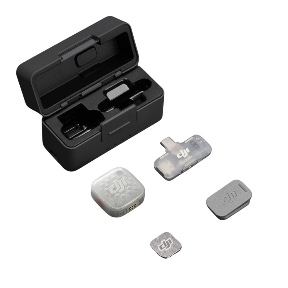 Un estuche de carga negro abierto con micrófonos inalámbricos DJI y accesorios sobre fondo blanco.