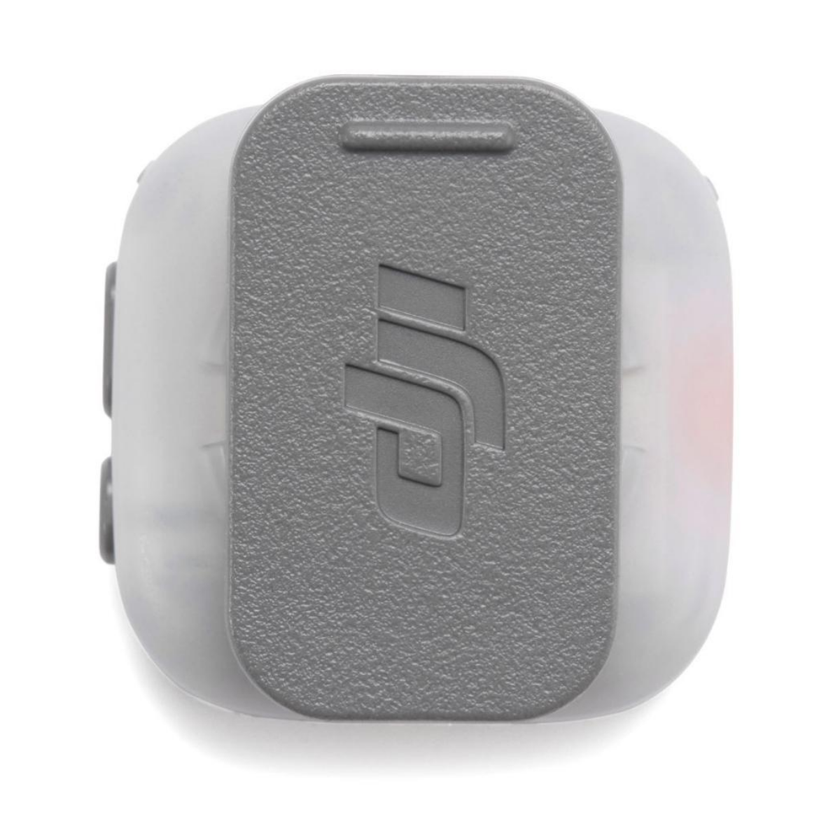 Dispositivo DJI gris con funda transparente y textura sobre fondo blanco.