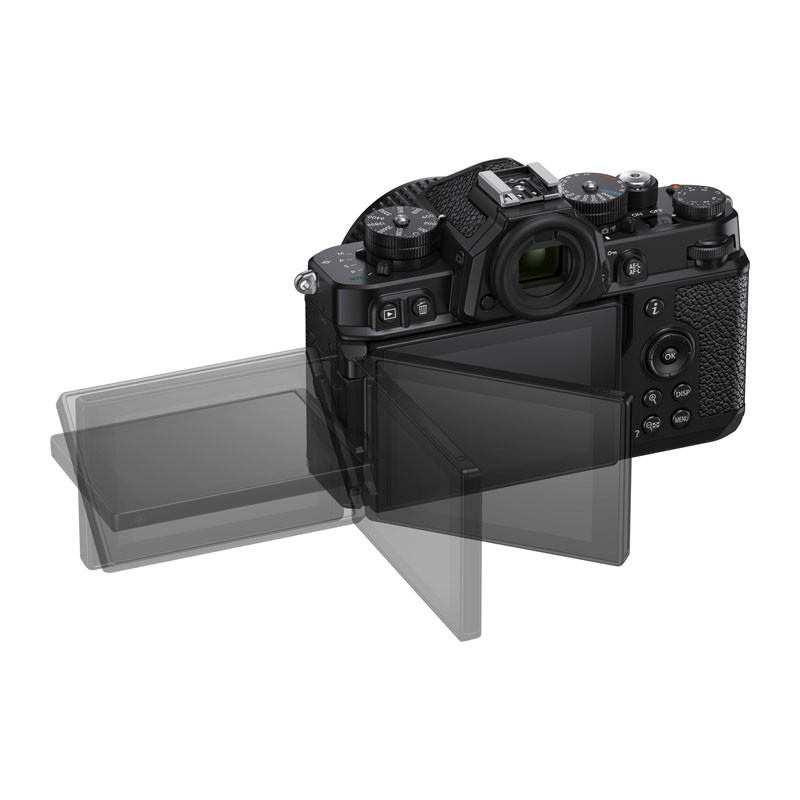 Fotocamera mirrorless nera con schermo LCD regolabile mostrato da più angolazioni.