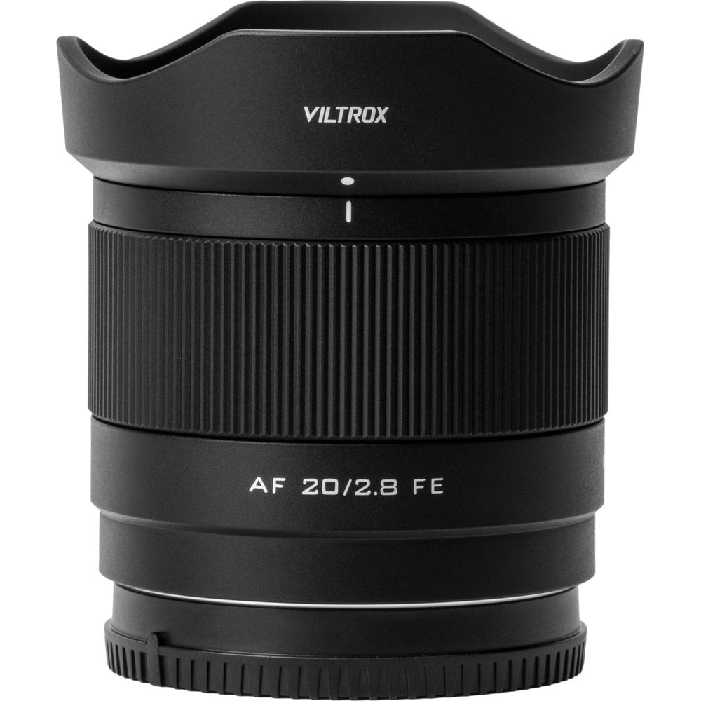 Schwarzes Viltrox AF 20/2.8 FE Kameraobjektiv auf weißem Hintergrund.