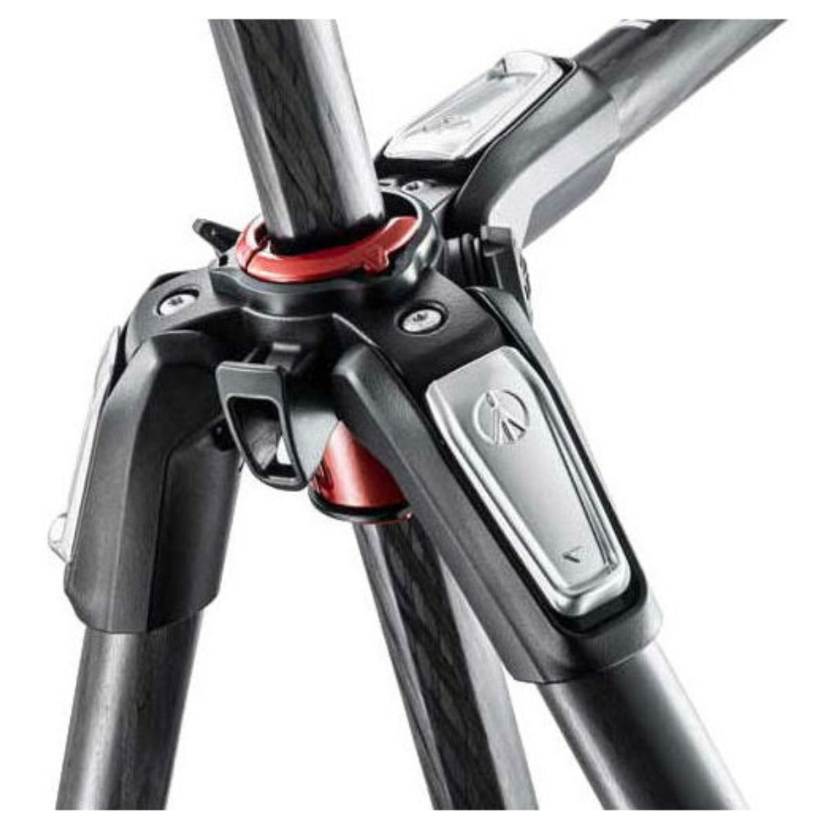 Primer plano de la base de un trípode con patas de carbono negro, detalles plateados y anillos rojos.