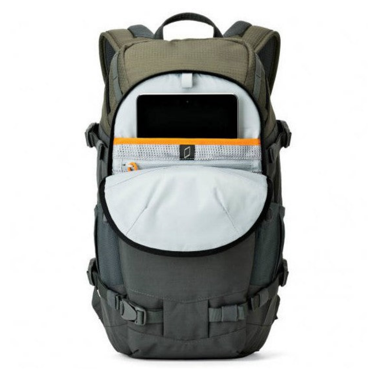 Grüner Rucksack mit geöffnetem Fach, in dem ein Tablet steckt, vor weißem Hintergrund.