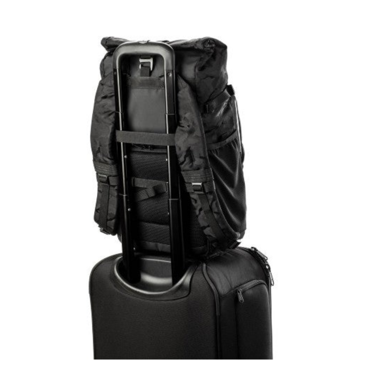 Ein schwarzer Rucksack am Griff eines schwarzen Rollkoffers vor weißem Hintergrund.
