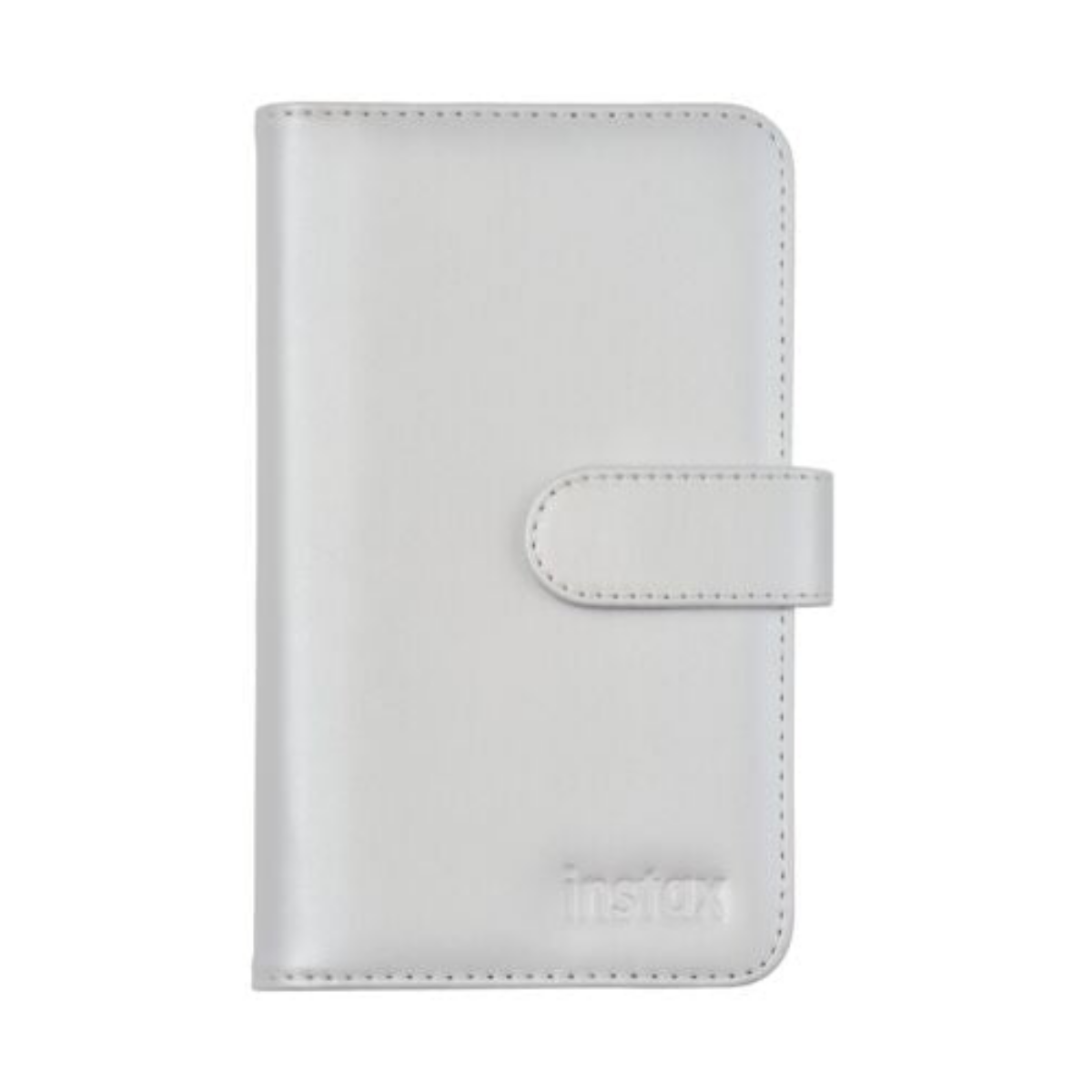 Un álbum de fotos Instax blanco cerrado con correa de cierre magnético y logotipo grabado sobre fondo blanco.
