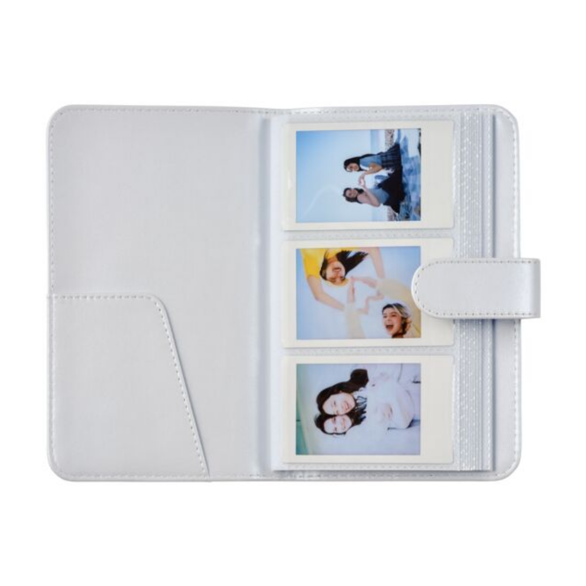 Un álbum de fotos blanco abierto con tres ranuras verticales que muestran fotos de amigos.