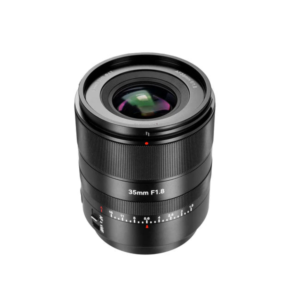 Un obiettivo fotografico nero da 35 mm f/1.8 su sfondo bianco con indicazioni di testo.