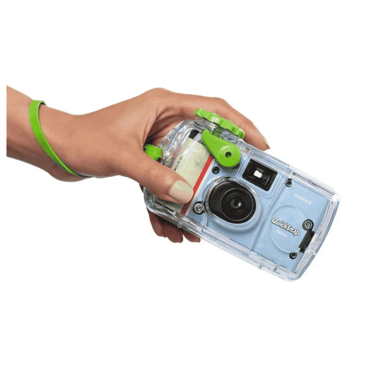 Una mano sosteniendo una cámara desechable impermeable Fujifilm QuickSnap azul.